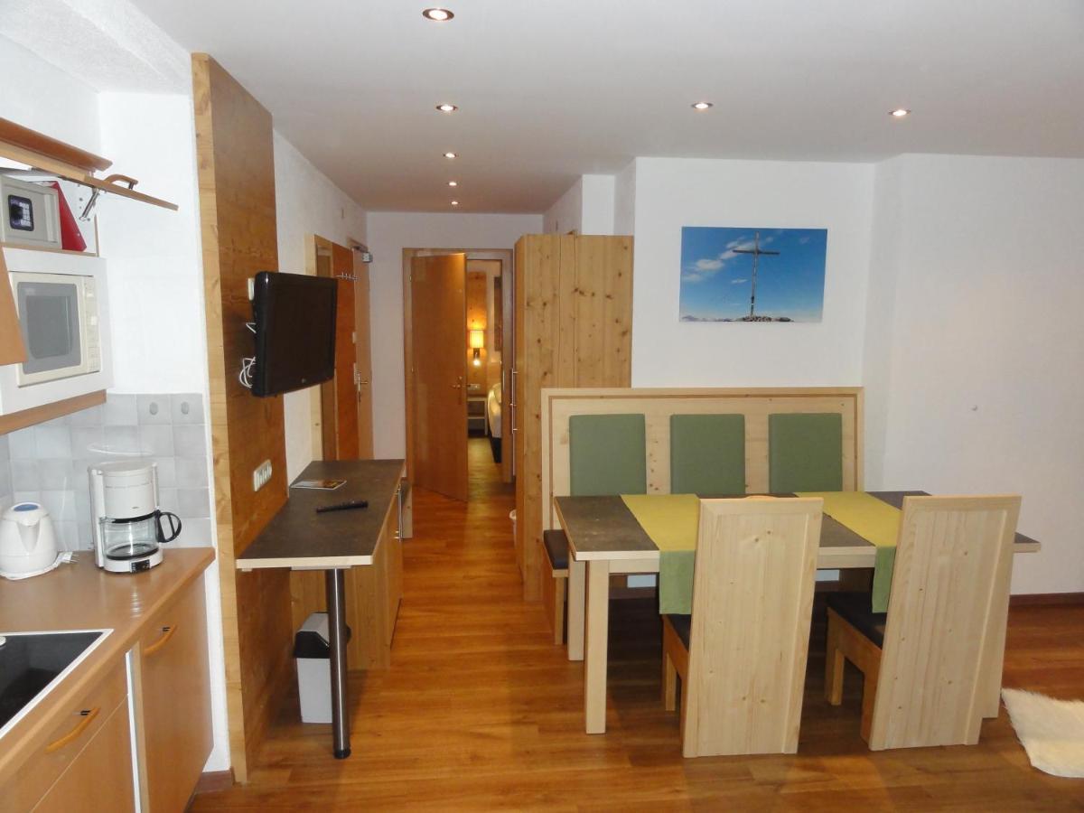 Haus Raetia Appartement Serfaus Kamer foto
