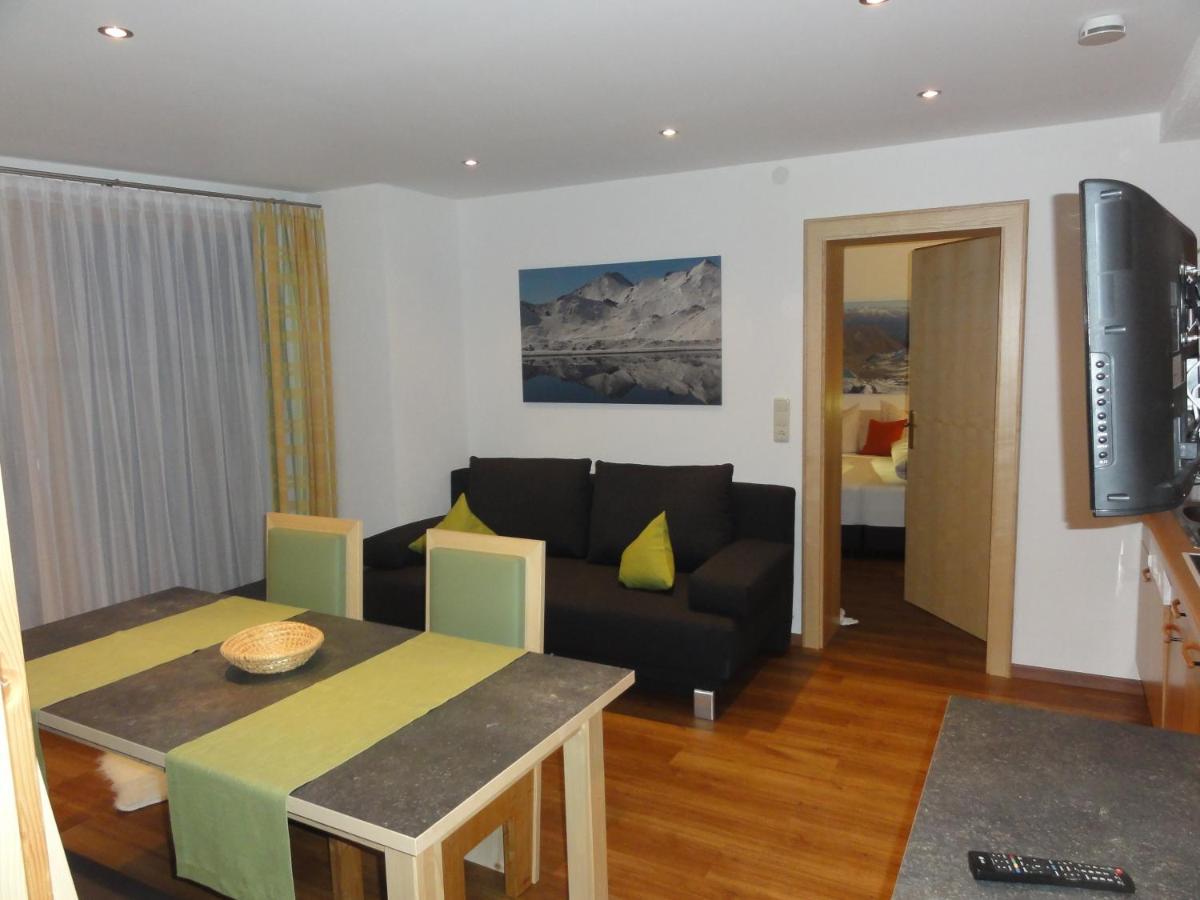 Haus Raetia Appartement Serfaus Kamer foto