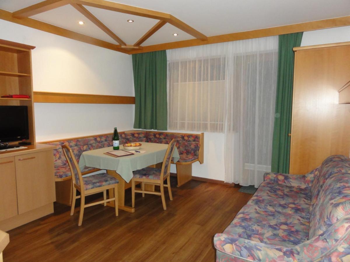 Haus Raetia Appartement Serfaus Kamer foto
