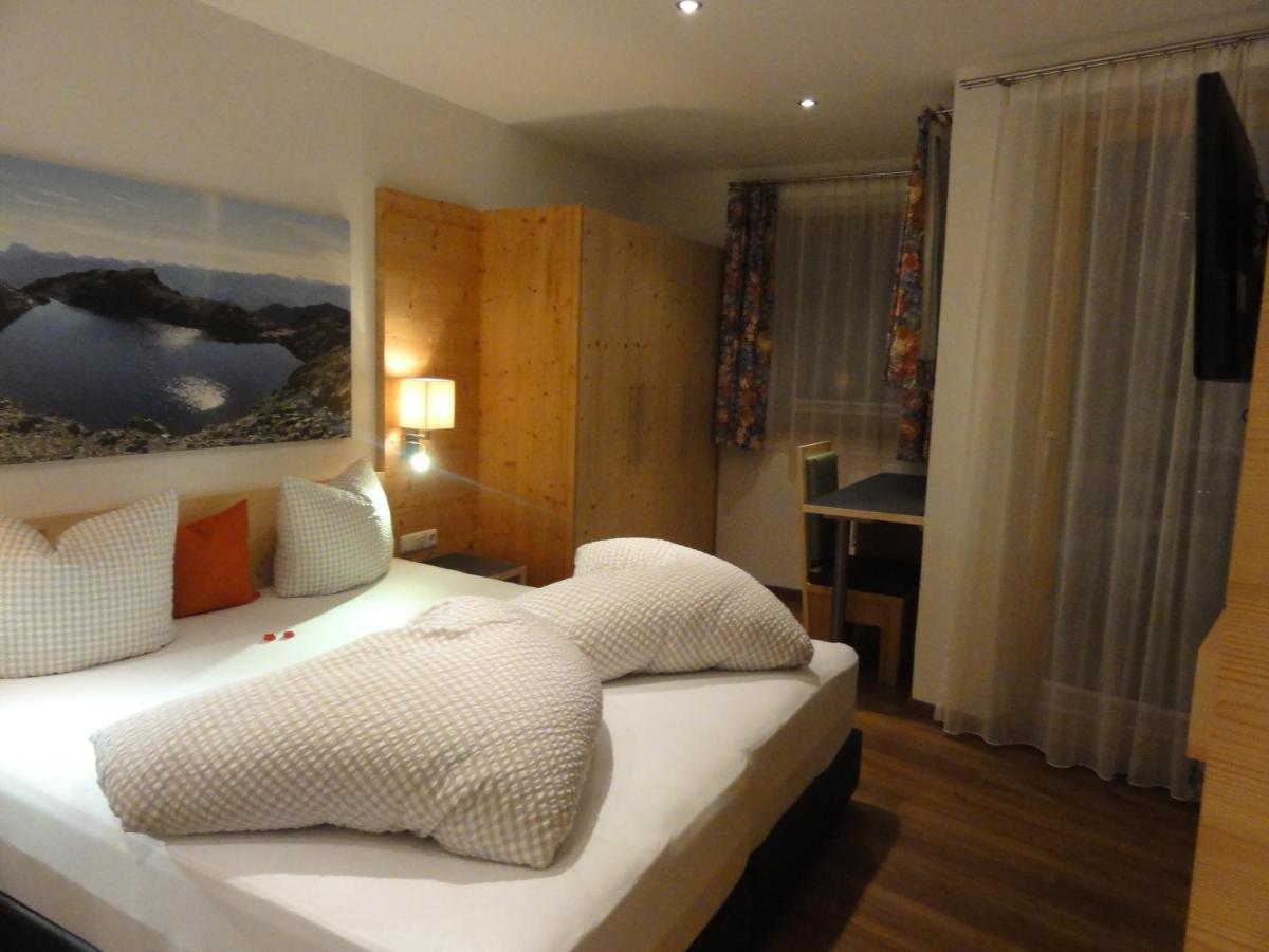 Haus Raetia Appartement Serfaus Kamer foto