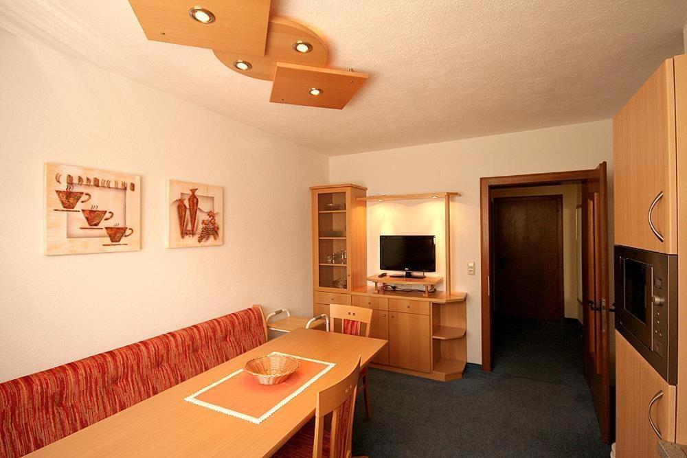 Haus Raetia Appartement Serfaus Kamer foto