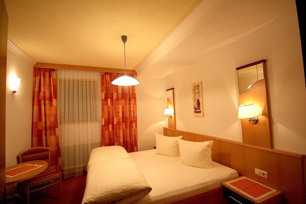 Haus Raetia Appartement Serfaus Kamer foto